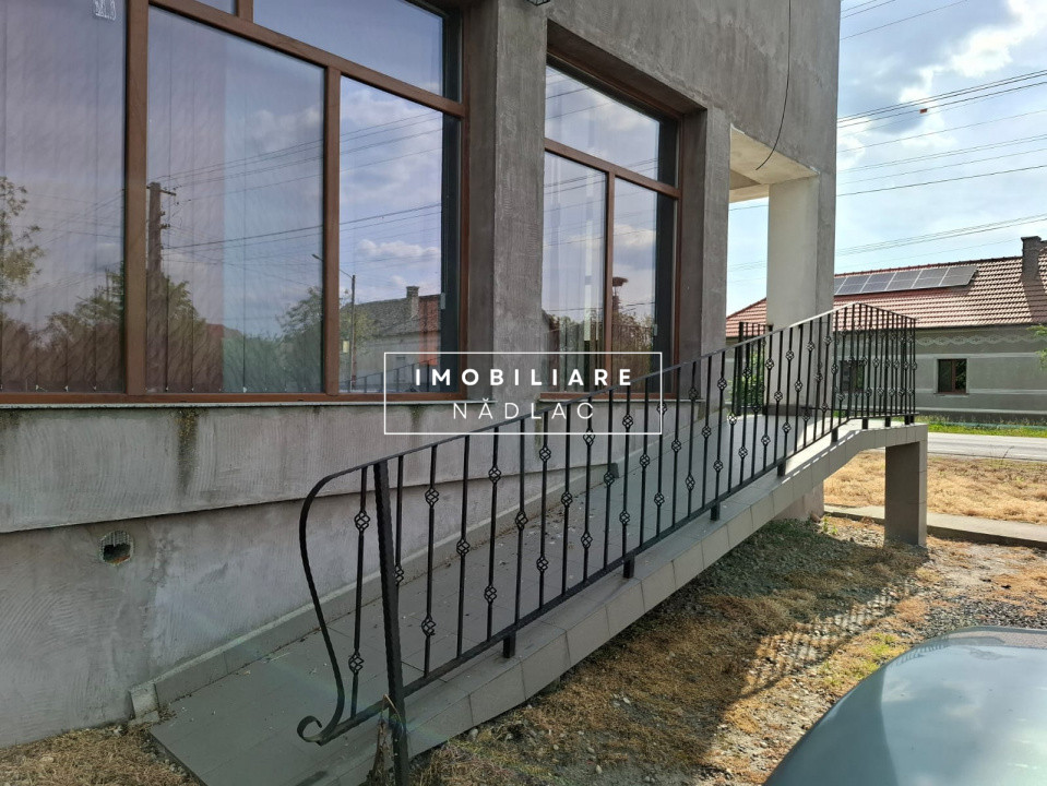 VILA S+P+E+M  cu SPATIU COMERCIAL  central in Nadlac