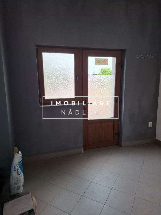 VILA S+P+E+M  cu SPATIU COMERCIAL  central in Nadlac