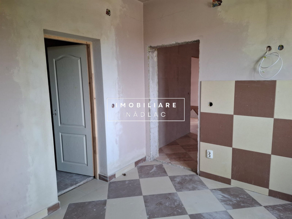 VILA S+P+E+M  cu SPATIU COMERCIAL  central in Nadlac