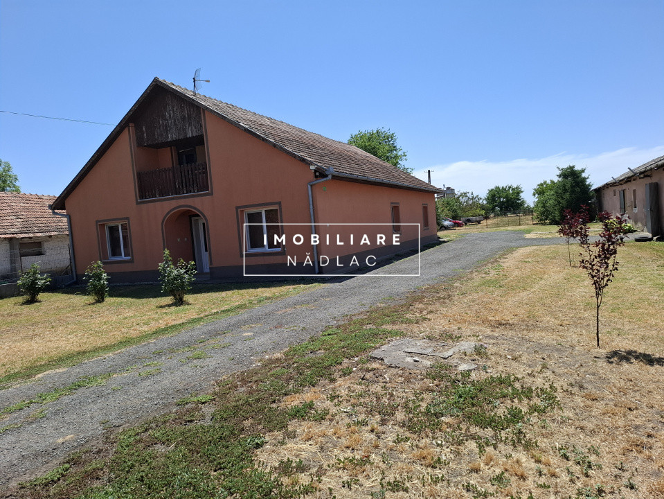 Proprietate mixtă de vânzare în Nădlac – Casă modernă + hală/grajd + teren mare