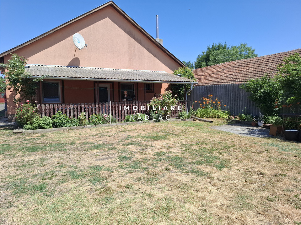Proprietate mixtă de vânzare în Nădlac – Casă modernă + hală/grajd + teren mare