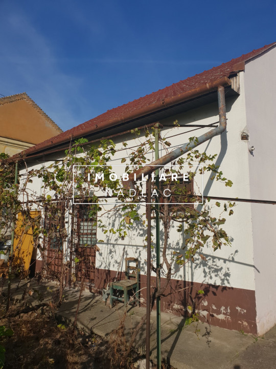 PROPRIETATE UNICAT! Casa 7 camere pe colt in Nadlac