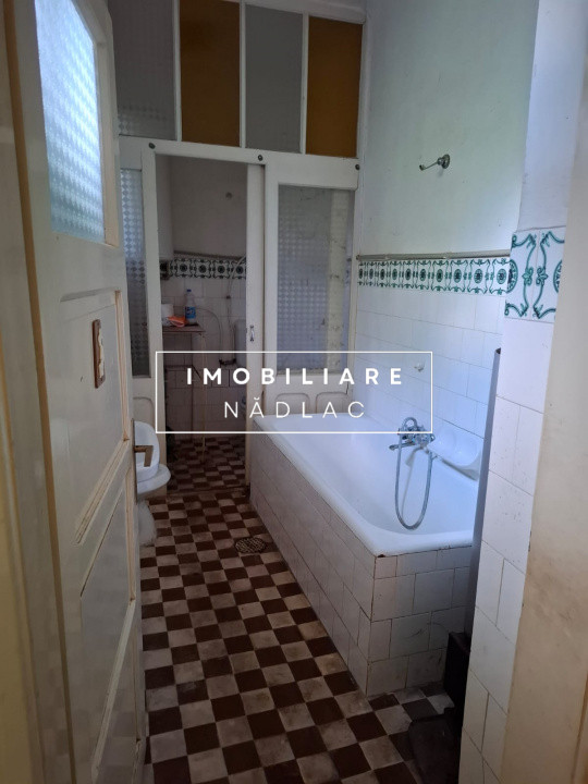 Casa mare 4 camere cu gaz Strada V.Lucaciu colt  cu I.L. Caragiale in Nădlac
