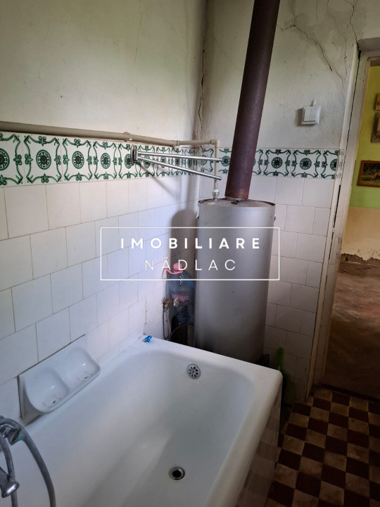 Casa mare 4 camere cu gaz Strada V.Lucaciu colt  cu I.L. Caragiale in Nădlac