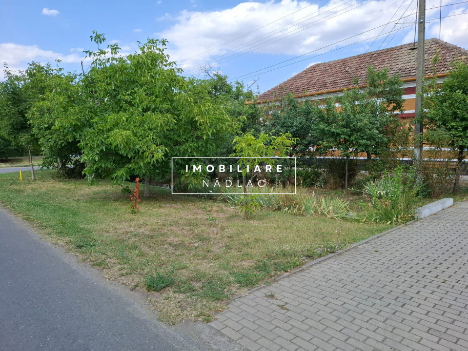 Casa mare 4 camere cu gaz Strada V.Lucaciu colt  cu I.L. Caragiale in Nădlac