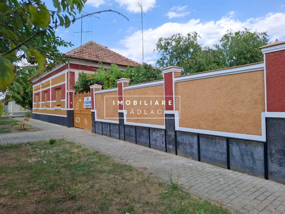 Casa mare 4 camere cu gaz Strada V.Lucaciu colt  cu I.L. Caragiale in Nădlac