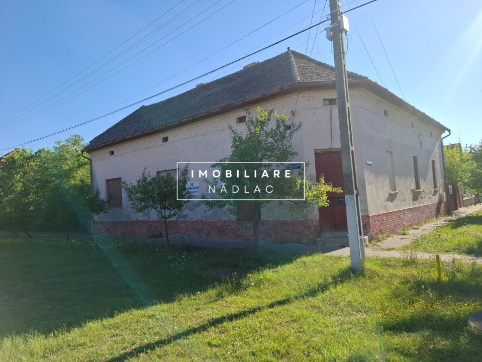 Casă spațioasă cu spațiu comercial pe colț in Nadlac