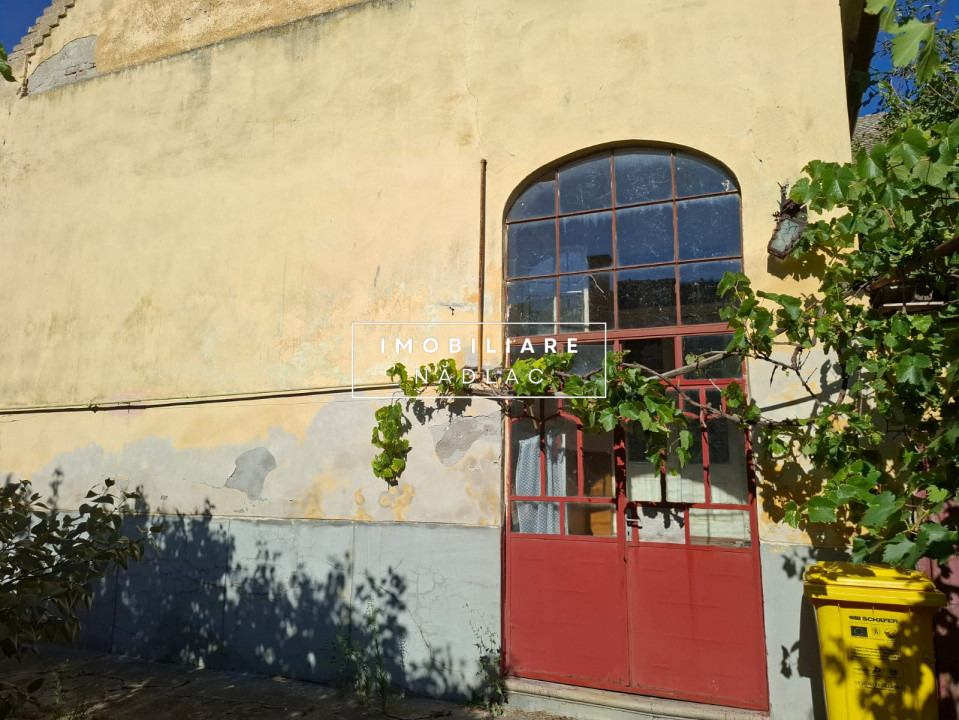 Casă spațioasă cu spațiu comercial pe colț in Nadlac