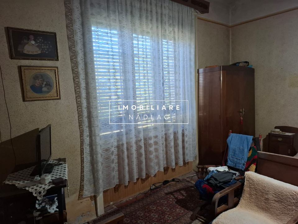 Casă spațioasă cu spațiu comercial pe colț in Nadlac