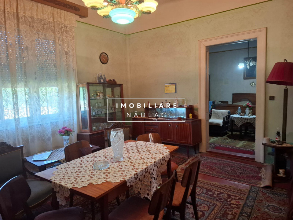 Casă spațioasă cu spațiu comercial pe colț in Nadlac