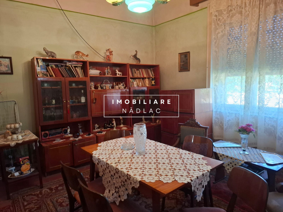 Casă spațioasă cu spațiu comercial pe colț in Nadlac