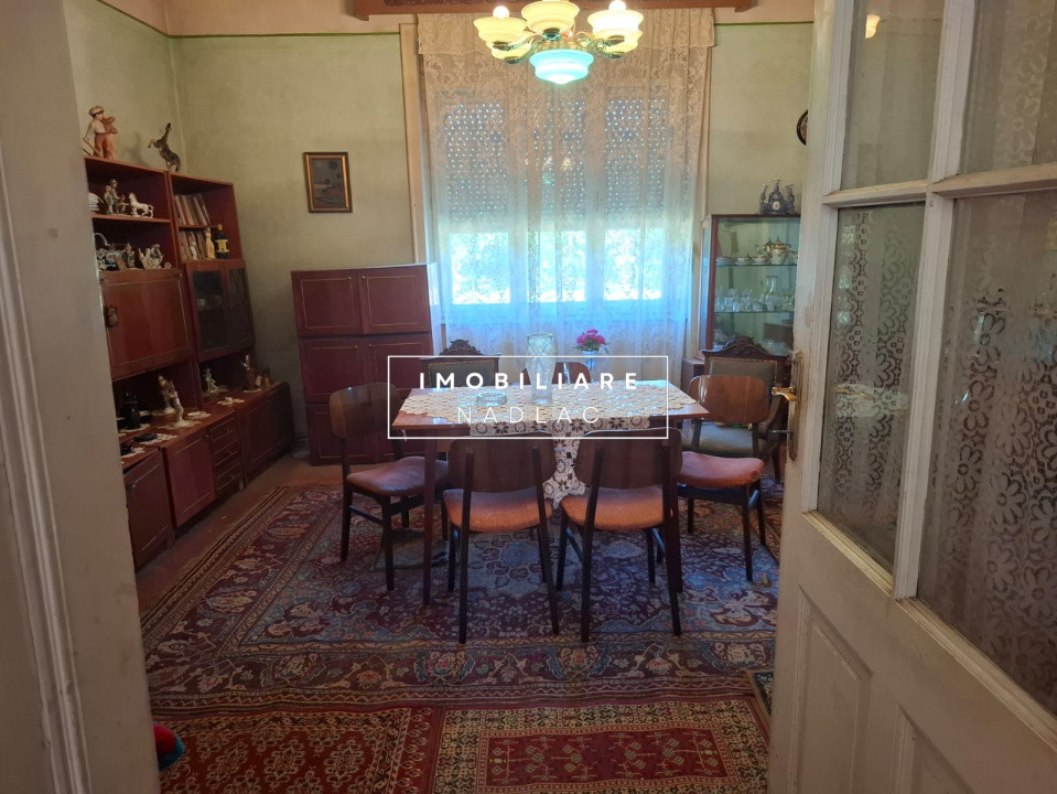 Casă spațioasă cu spațiu comercial pe colț in Nadlac