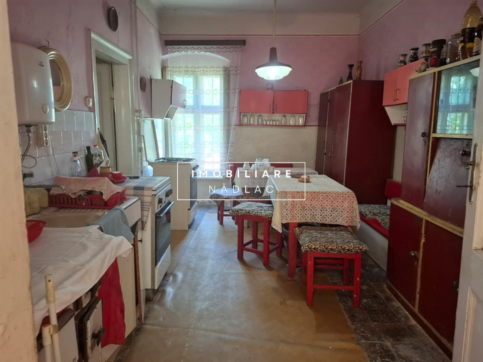 Casă spațioasă cu spațiu comercial pe colț in Nadlac