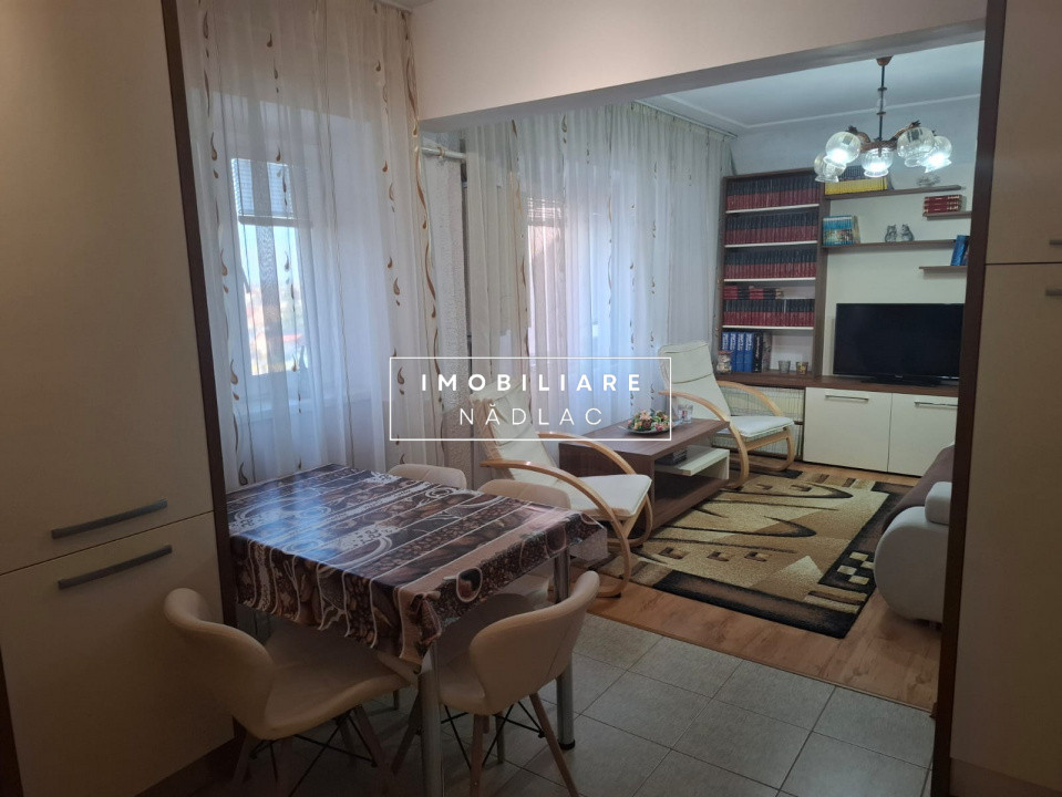 Apartament 4 camere  decomandate cu vedere pe doua parti in Nadlac