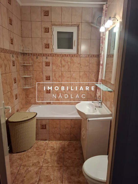 Apartament 4 camere  decomandate cu vedere pe doua parti in Nadlac