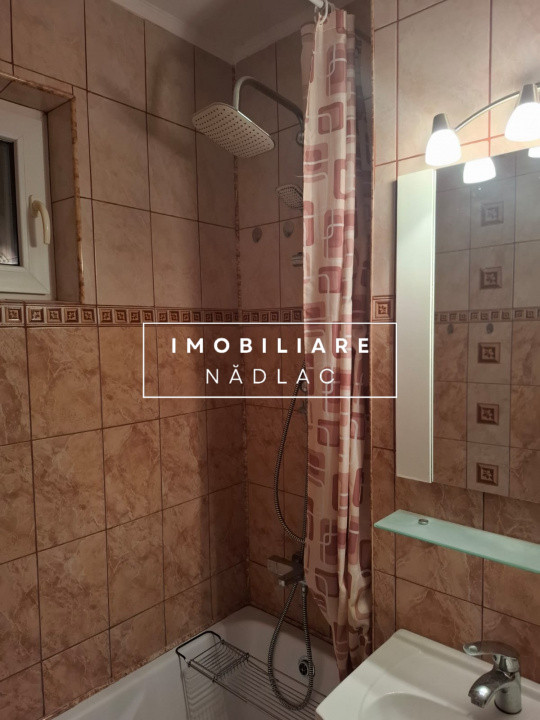 Apartament 4 camere  decomandate cu vedere pe doua parti in Nadlac