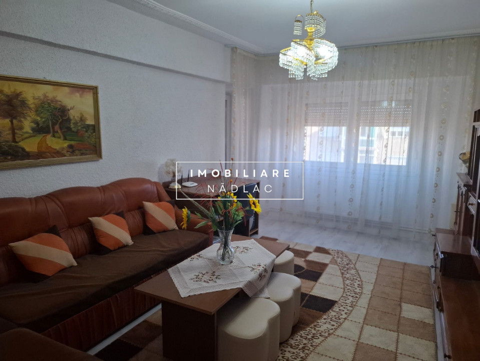 Apartament 4 camere  decomandate cu vedere pe doua parti in Nadlac