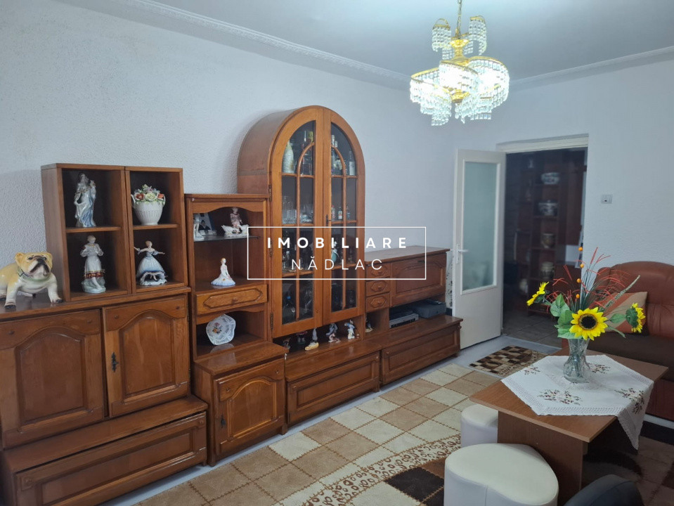Apartament 4 camere  decomandate cu vedere pe doua parti in Nadlac