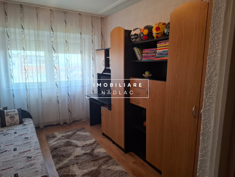 Apartament 4 camere  decomandate cu vedere pe doua parti in Nadlac