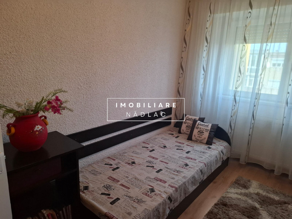 Apartament 4 camere  decomandate cu vedere pe doua parti in Nadlac