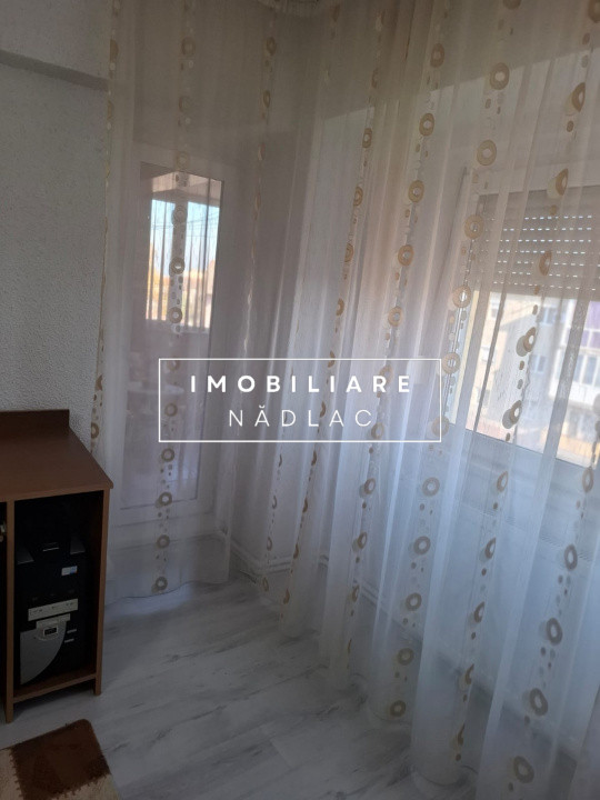 Apartament 4 camere  decomandate cu vedere pe doua parti in Nadlac