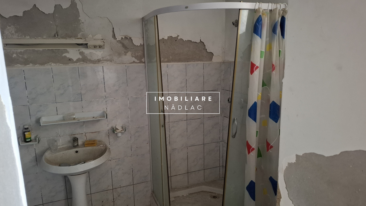 Casa pentru renovare  in Nadlac cu teren 1472mp