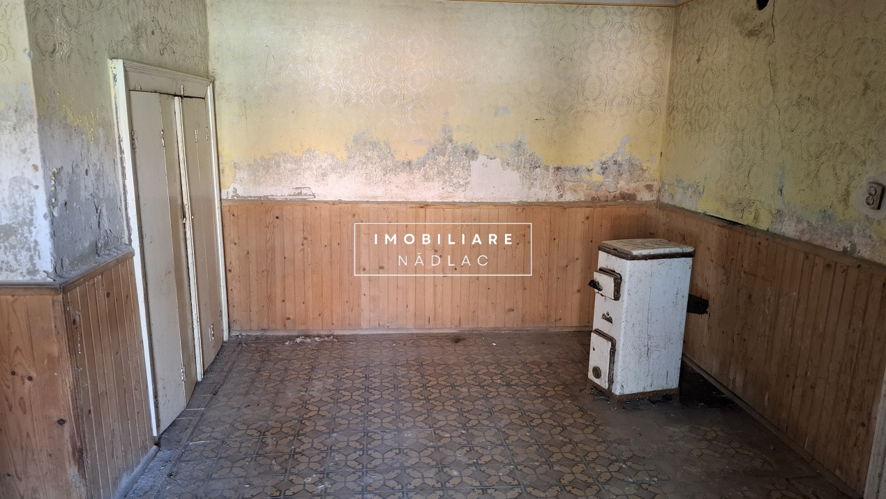 Casa pentru renovare  in Nadlac cu teren 1472mp