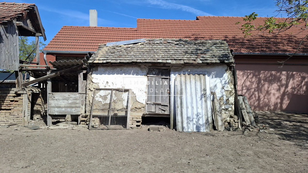 Casa pentru renovare  in Nadlac cu teren 1472mp