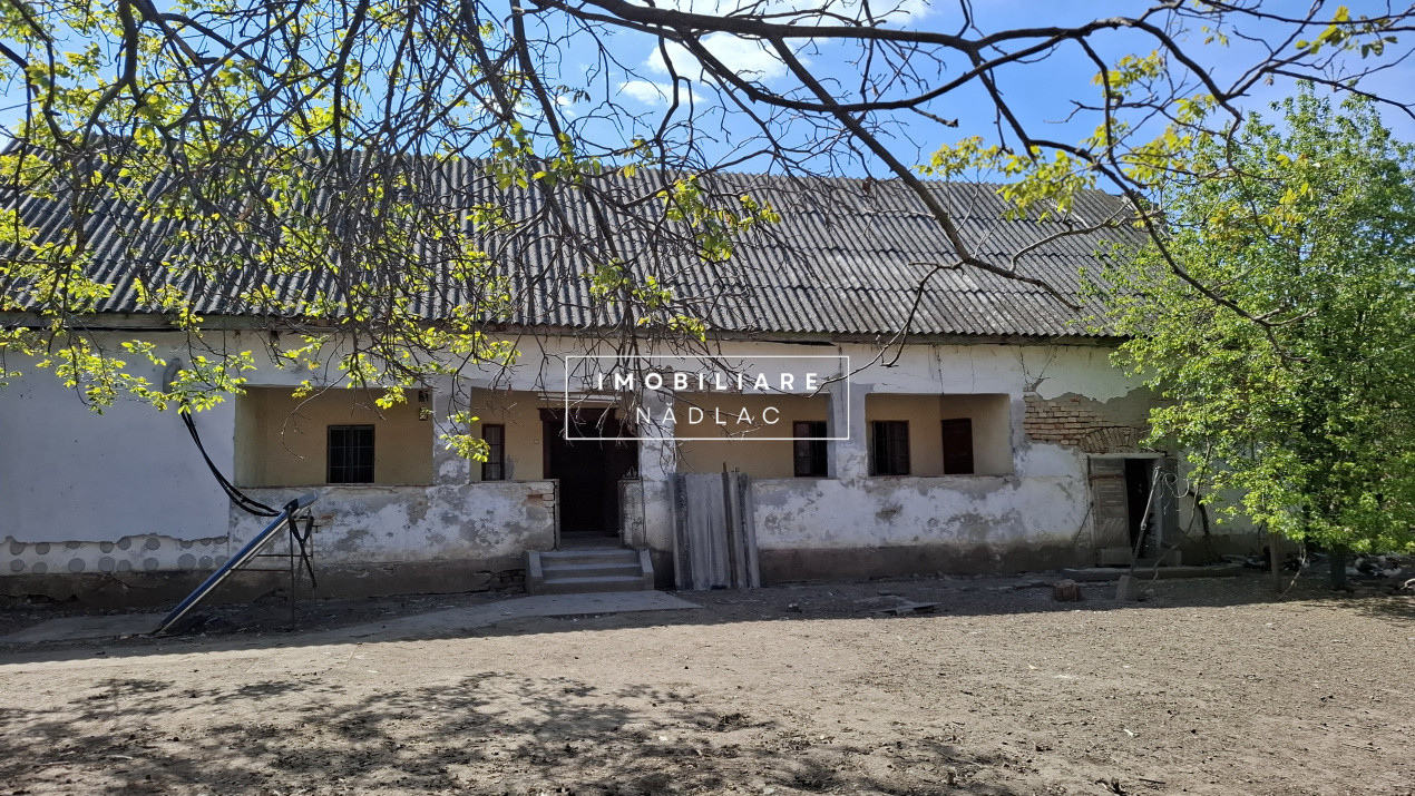 Casa pentru renovare  in Nadlac cu teren 1472mp
