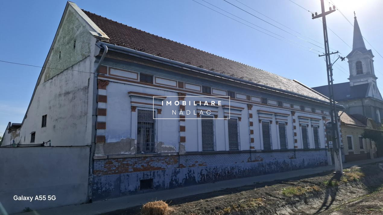 Casă cu arhitectură istorică și farmec aparte – o oportunitate unică pentru inve