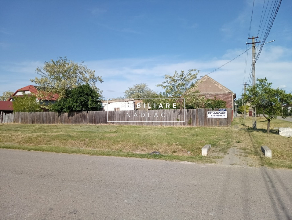 Casa pe colt, poziție exce langa Politia Nadlac,  M. Eminescu colt cu V. Lucaciu