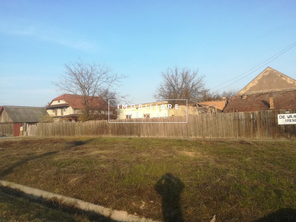 Casa pe colt, poziție exce langa Politia Nadlac,  M. Eminescu colt cu V. Lucaciu