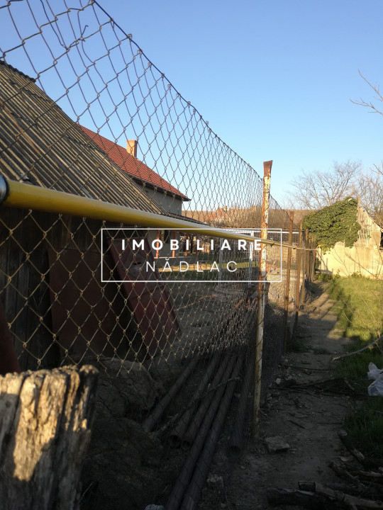 Casa pe colt, poziție exce langa Politia Nadlac,  M. Eminescu colt cu V. Lucaciu